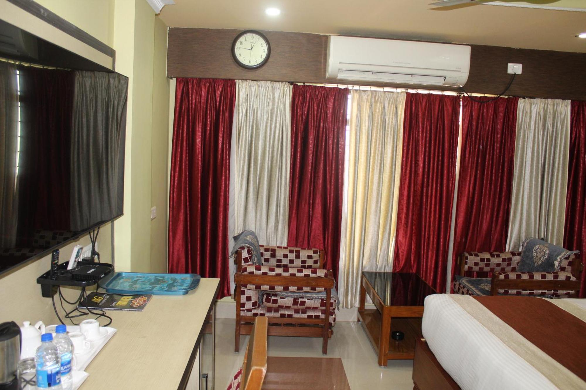 Gokul Plaza Hotel Bhubaneswar Exterior photo