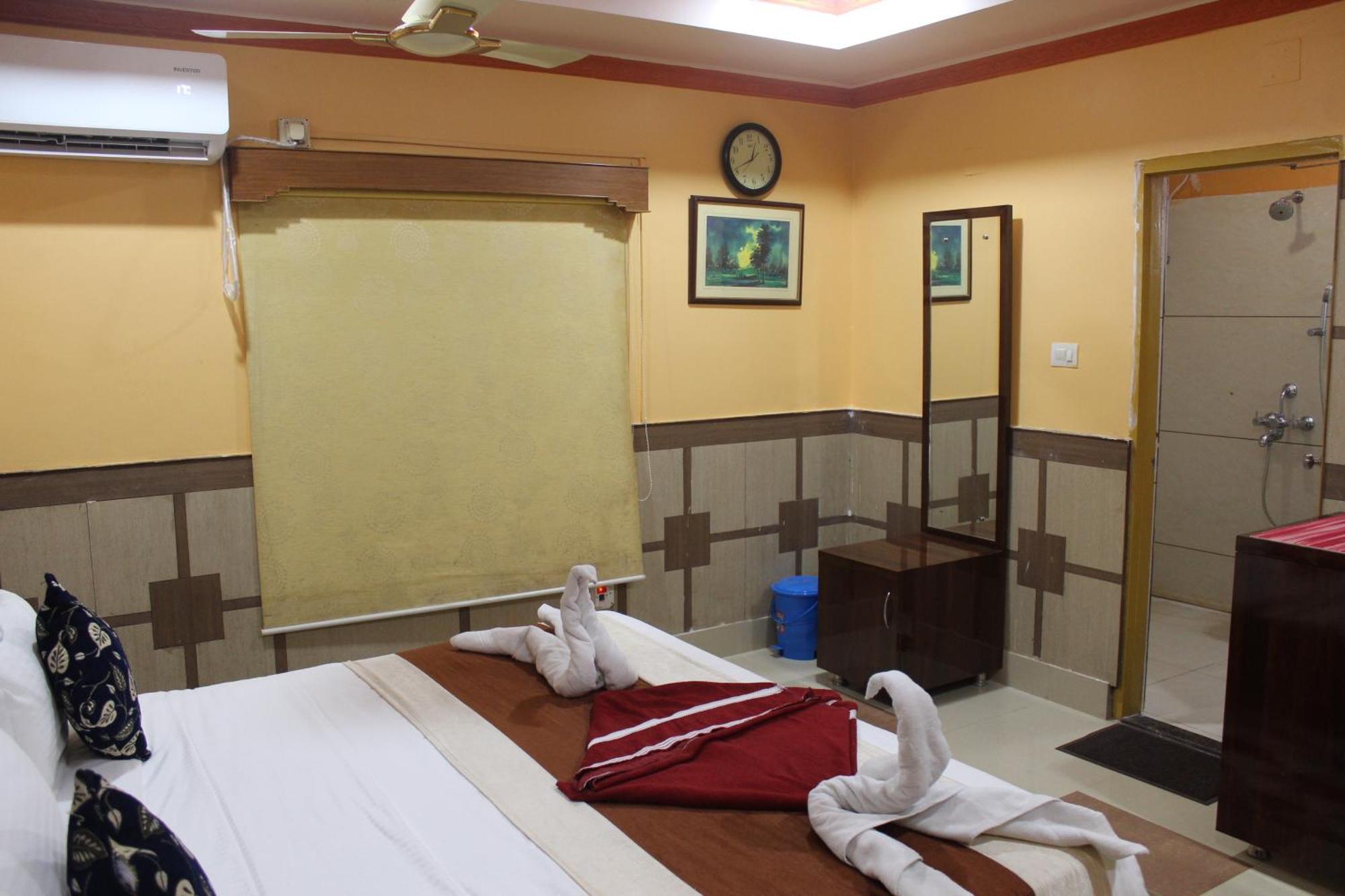 Gokul Plaza Hotel Bhubaneswar Exterior photo