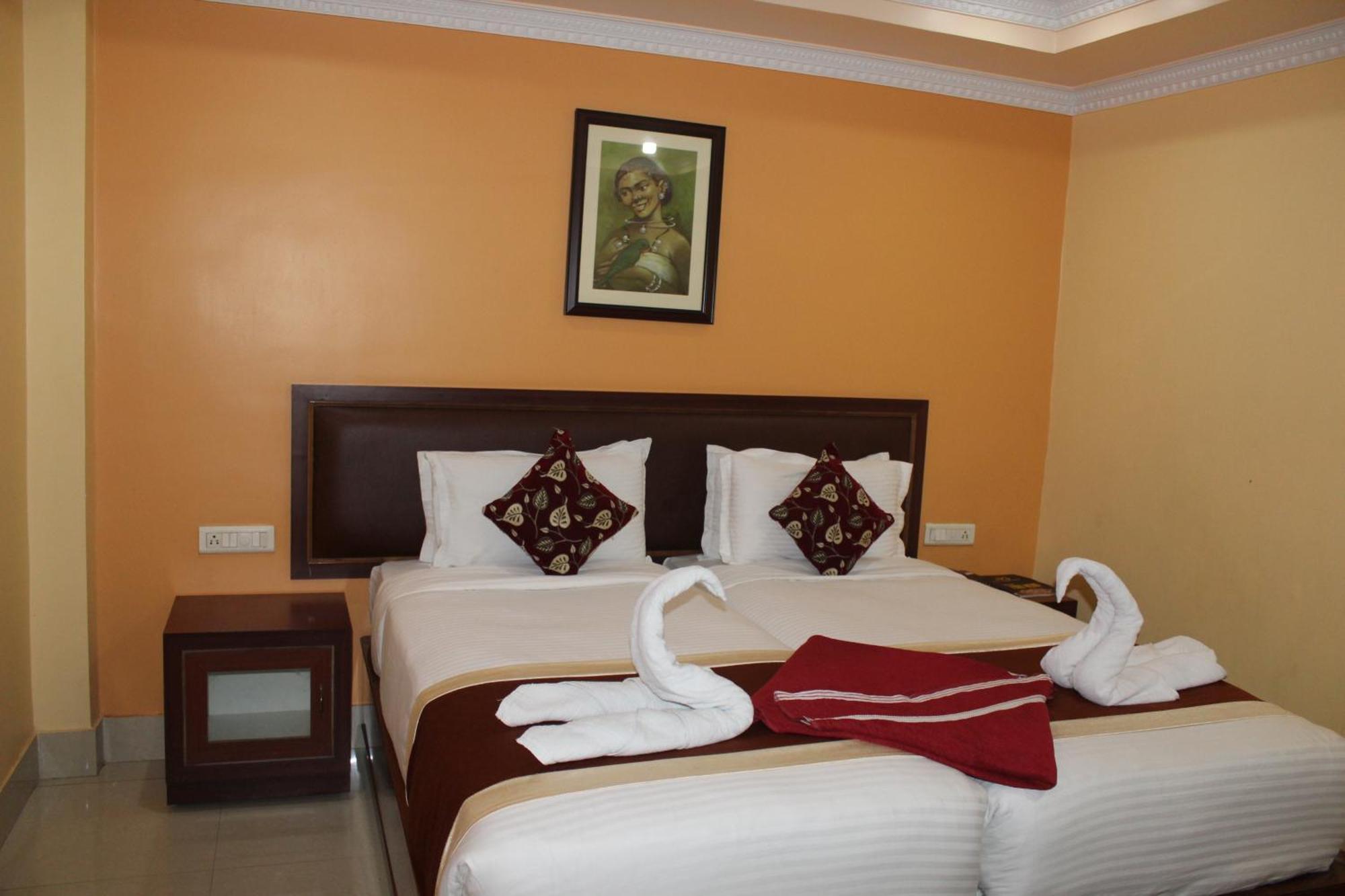 Gokul Plaza Hotel Bhubaneswar Exterior photo