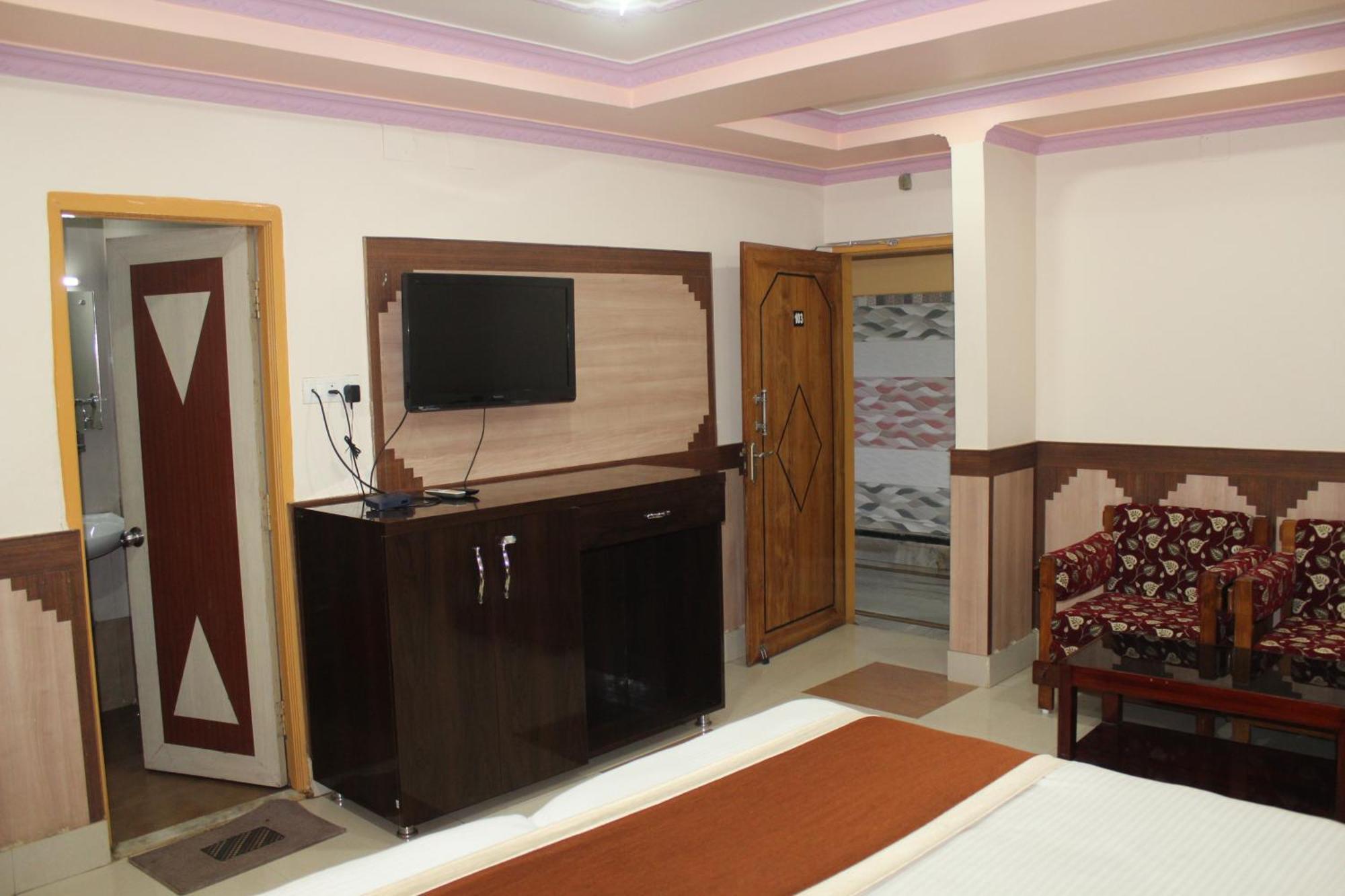Gokul Plaza Hotel Bhubaneswar Exterior photo