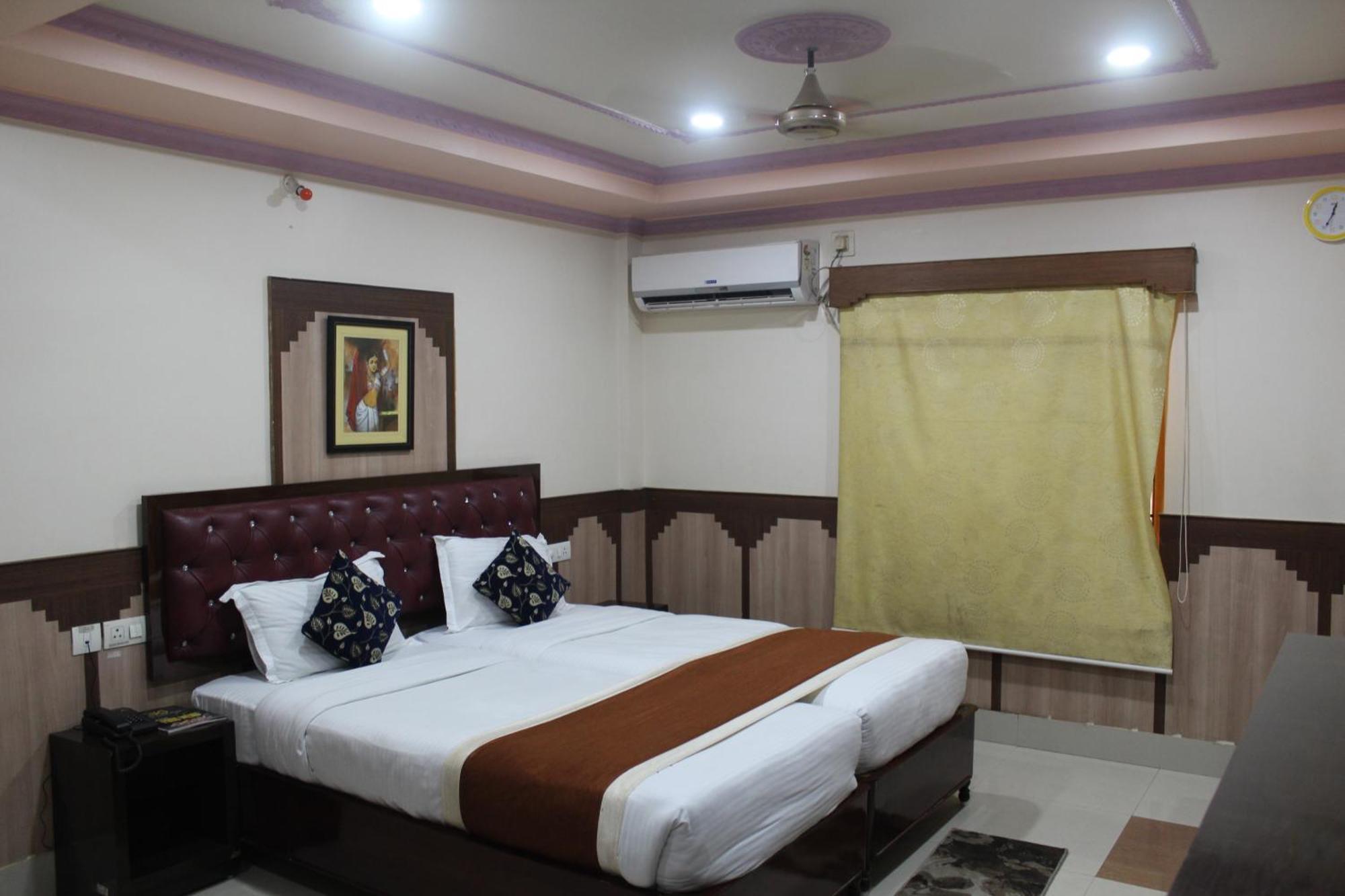 Gokul Plaza Hotel Bhubaneswar Exterior photo